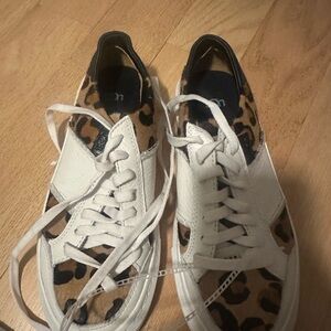 UGG Athletic Shoes White and Brown Sleek Design